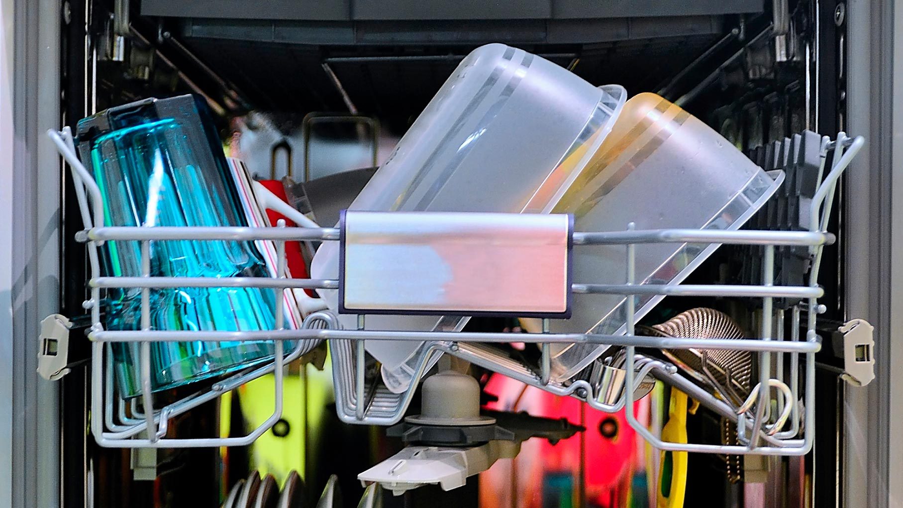 Why Do Plastic Containers Never Dry in the Dishwasher?