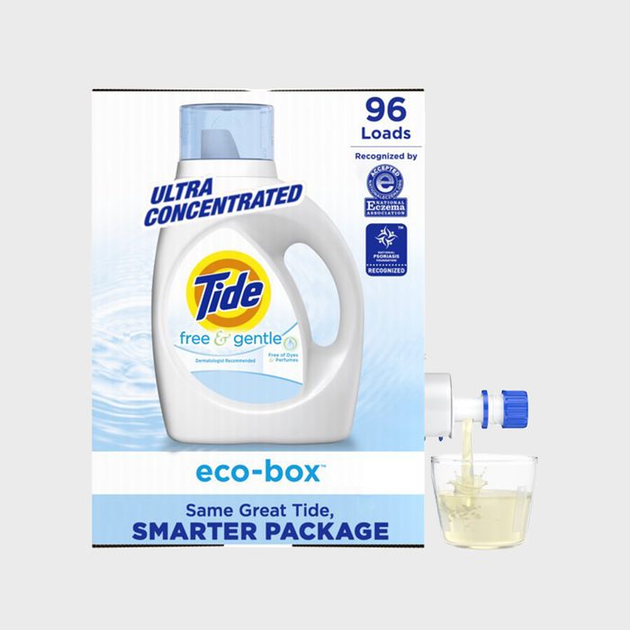 Laundry detergent box dispenses liquid into a cup. Text highlights 